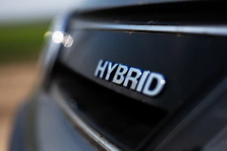Carro híbrido usado vale a pena? O que conferir antes de fechar negócio