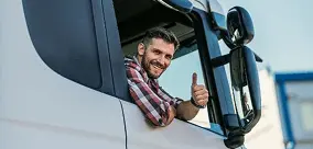 Imagem de um caminhão com baú frigorífico