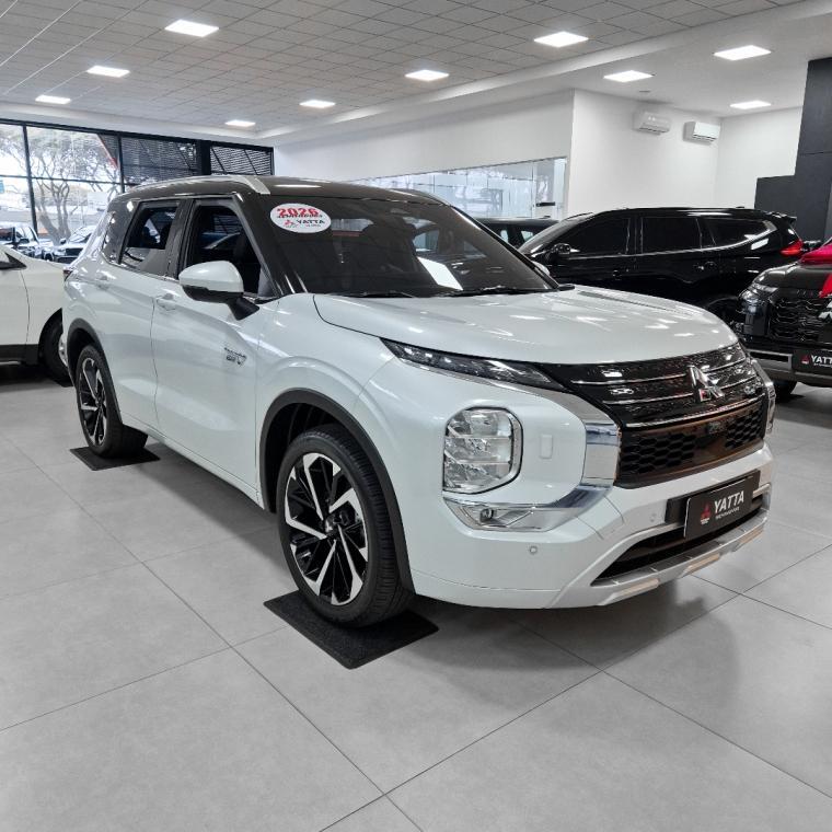 Mitsubishi Outlander OUTLANDER Signature 2.4 4x4 Aut (Híb) 2026