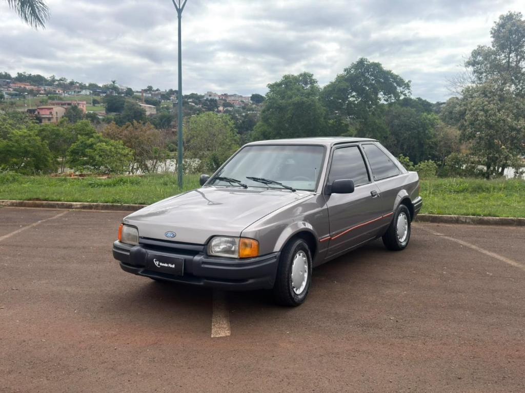 Ford Escort 1.8 GHIA 8V GASOLINA 2P MANUAL 1995